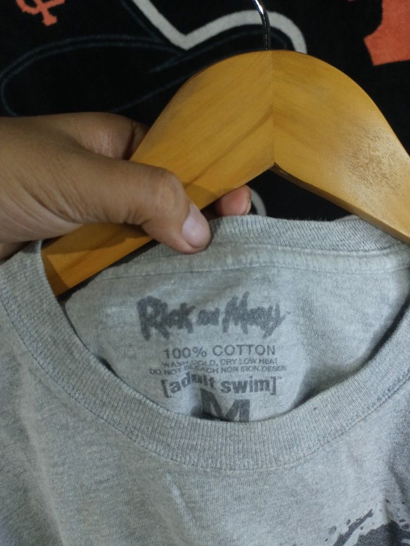 Rick And Morty Tshirt (Category: Tshirts & Polo Shirts ) located in Castilla. Submitted by stignapamorma (Listing ID 1465677307, Image 2). Description: Gray Branded T-shirt ( Thrifted ) Size - 20x27 Condition - Excellent Color Rate - 9/10 Issue - None Price - 250+SF.