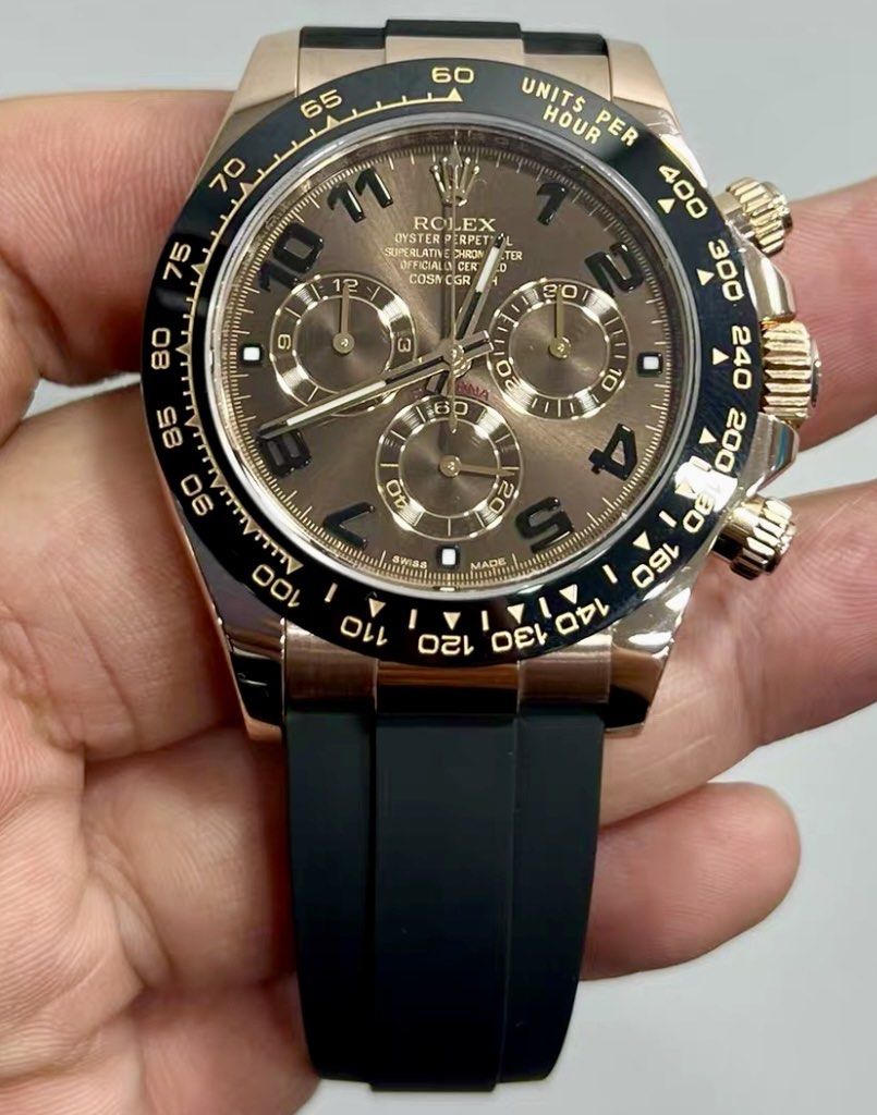 Rolex Daytona 116515 玫瑰金 數字面 淨錶 （分類：手錶）位於 Hong Kong。 由 leo2998 提交（商品編號 1465746435，圖片 2）。簡介： Rolex Daytona，淨錶亂碼 116515 玫瑰金朱古力面配黑色陶瓷圈，Oysterflex橡膠錶帶。有計時功能，黑面阿拉伯數字刻度，辨識度極高。上手好有型，奢華得黎又夠運動風，行街定返工戴都咁型仔。有意留低查詢，港島區交收。。