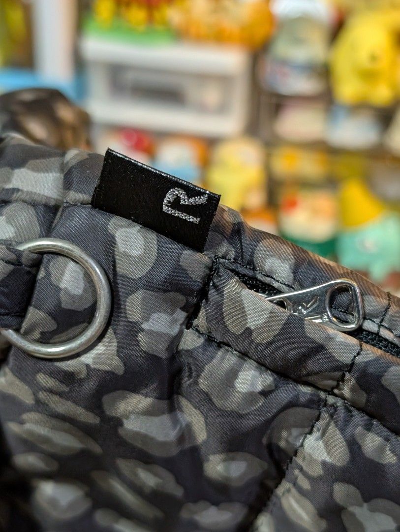Rootote Two Way Bag (Category: Purses & Pouches) located in San Pedro. Submitted by eurisilvers (Listing ID 1465615449, Image 2). Description: No sling included pero pwedeng lagyan. Nice in actual. — shipping is via J&T Express — mop: gcash, maya, bank transfer — location: san pedro city, laguna.