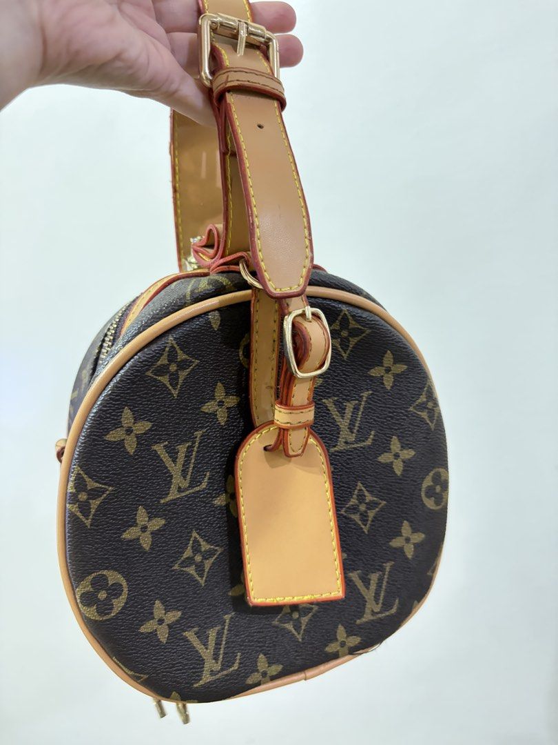 Round handbag (Category: Purses & Pouches) located in Balanga. Submitted by neri_declutters (Listing ID 1465684720, Image 1). Description: 📍Location: Balanga Bataan 🏍️Delivery Options: J&T, and LBC 💵Mode of Payment: Gcash, Bank Transfer (Payment First Basis) ❌No cancellation of order/s #PrelovedBags #PrelovedBag #PrelovedPH #PrelovedBagsPH #BrandedPreloved ThriftFinds UkayFinds UkayPH SecondHandStyle Note: Kindly manage your expectations becau
