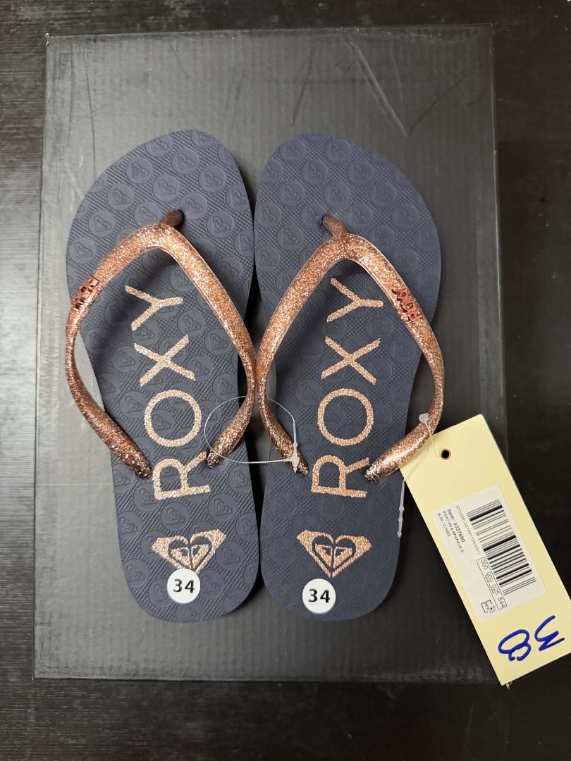 Roxy Flip-Flops Size 34 Navy Blue Rose Gold (Category: Slippers and slides) located in Minglanilla. Submitted by dthreestore (Listing ID 1465755766, Image 1). Description: Brand new navy blue Roxy flip-flops with rose gold glitter straps and size 34 tag. Original tags attached, never worn. Perfect for casual beach days! ▪︎Php 450 ▪︎Brand New Authentic ▪︎Follow us on Facebook: D3 Store ▪︎Mode of Payment: Cash/Gcash 🚚 Maxim / J&T (Shipping fee wil