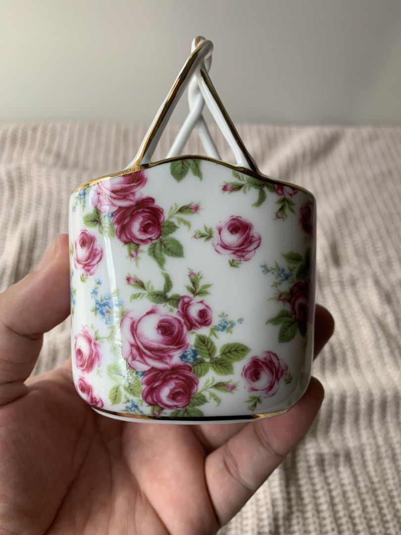 Royal Arden Teaspoon Holder (Category: Coffee & Tea Tableware) located in Tandag. Submitted by jeason_22 (Listing ID 1465699424, Image 2). Description: Details: * Brand: Royal Arden International Ltd. * Material: Porcelain * Design: Pink roses with gold accents * Ideal for storing teaspoons, stirrers, or small kitchen utensils.