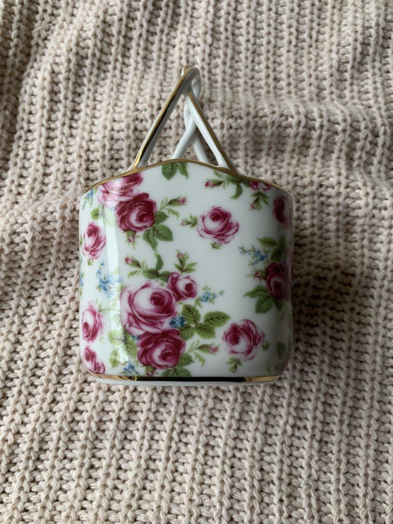 Royal Arden Teaspoon Holder (Category: Coffee & Tea Tableware) located in Tandag. Submitted by jeason_22 (Listing ID 1465699424, Image 3). Description: Details: * Brand: Royal Arden International Ltd. * Material: Porcelain * Design: Pink roses with gold accents * Ideal for storing teaspoons, stirrers, or small kitchen utensils.