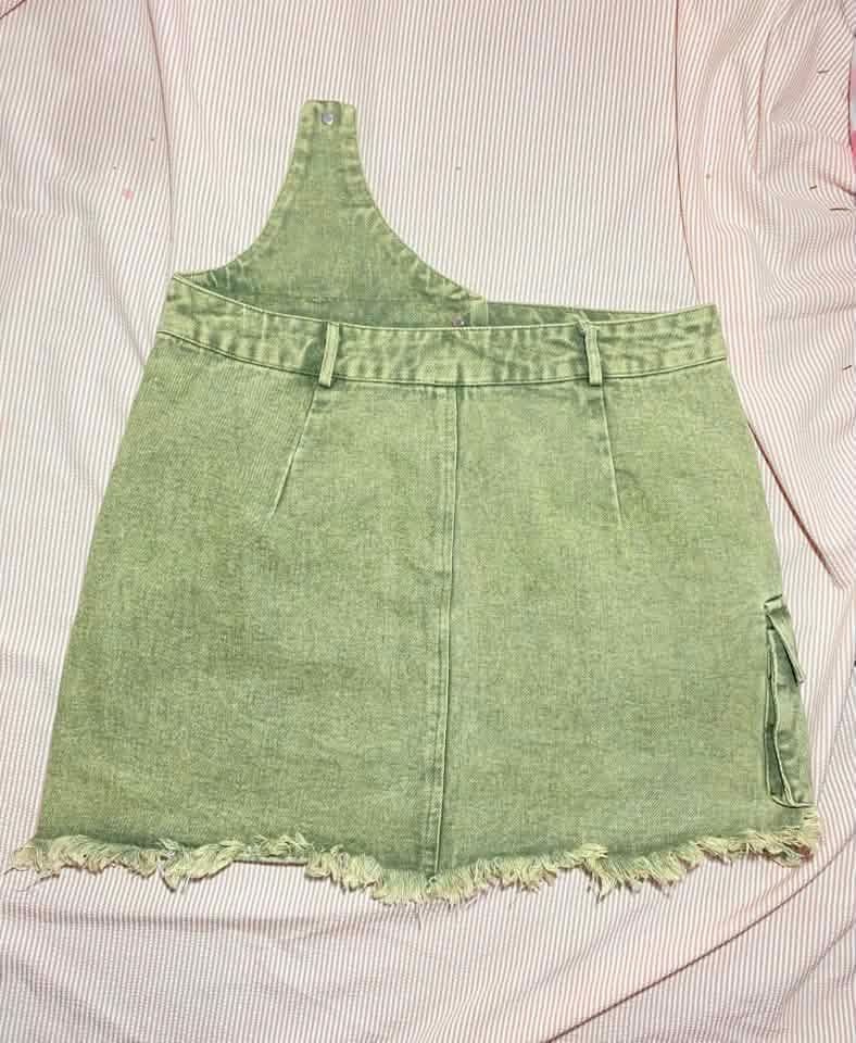 Sage Green Denim One-Shoulder Cargo Mini Skirt (Category: Skirts) located in Manila. Submitted by lucky_jinky (Listing ID 1465629532, Image 2). Description: Code:A25 W:30-32 L:16 ₱100 - Style: Y2K street style sage green denim skirt - Design: Unique one-shoulder strap, acid wash finish, and functional side cargo pocket - Details: Raw frayed hem, button closure, and belt loops - Size: Waist 30-32, Length 16.