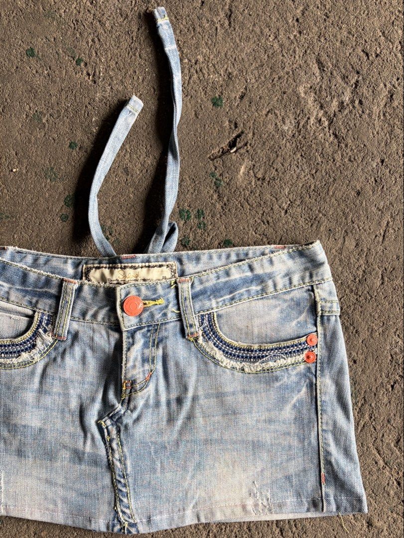 Salad Light Wash Denim Mini Skirt (Category: Skirts) located in Quezon City. Submitted by ward.drobe (Listing ID 1465633322, Image 2). Description: Salad Size L - 10 inch Waist - 16 inch .