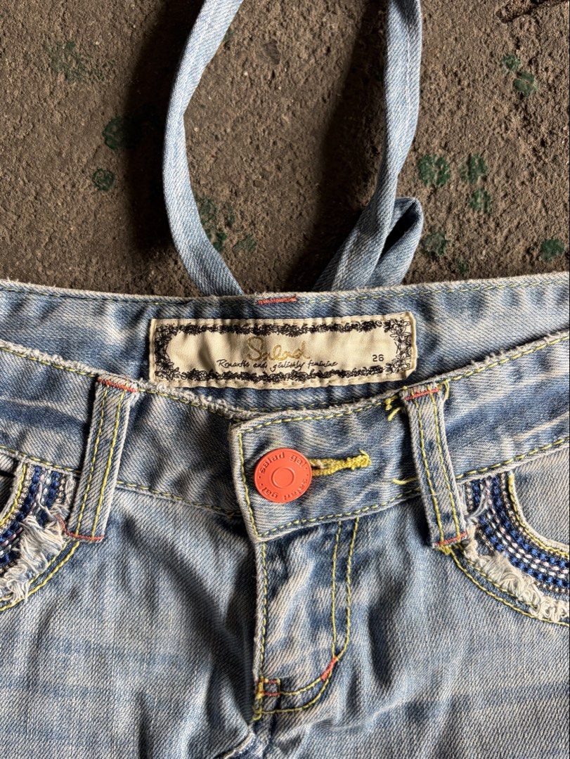 Salad Light Wash Denim Mini Skirt (Category: Skirts) located in Quezon City. Submitted by ward.drobe (Listing ID 1465633322, Image 3). Description: Salad Size L - 10 inch Waist - 16 inch .