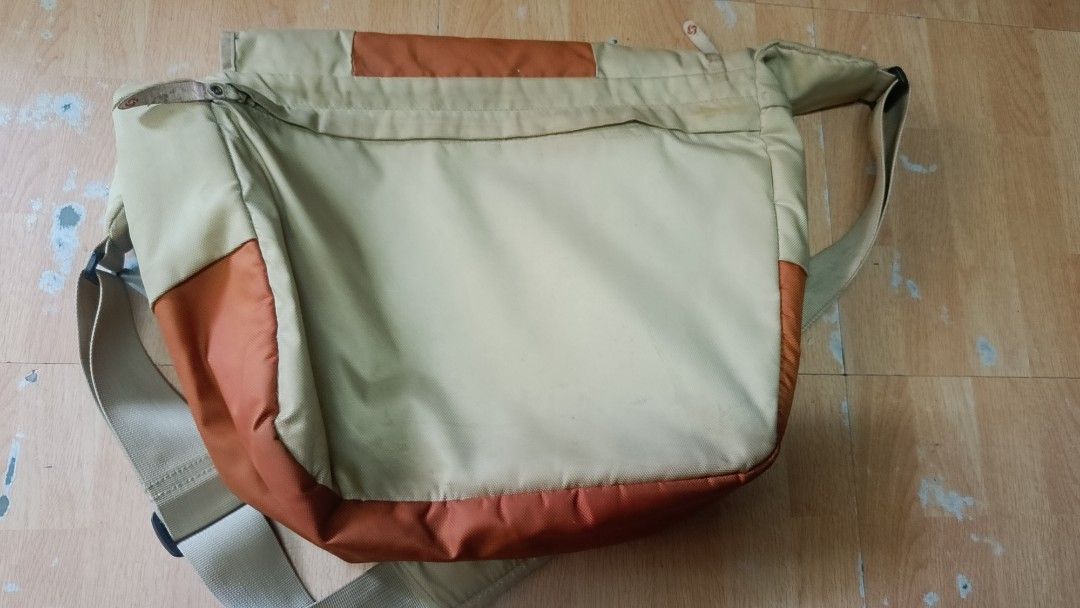 Samsonite Two-Tone Messenger Bag Beige Orange (Category: Sling Bags) located in Manila. Submitted by mavs12 (Listing ID 1465614162, Image 2). Description: - Authentic Samsonite messenger bag in a chic beige and orange colorway - Adjustable shoulder strap with a comfortable padded grip section - Secure flap closure featuring the classic Samsonite brand patch - Spacious interior compartments ideal for books, tablets, and daily essentials - Durable,