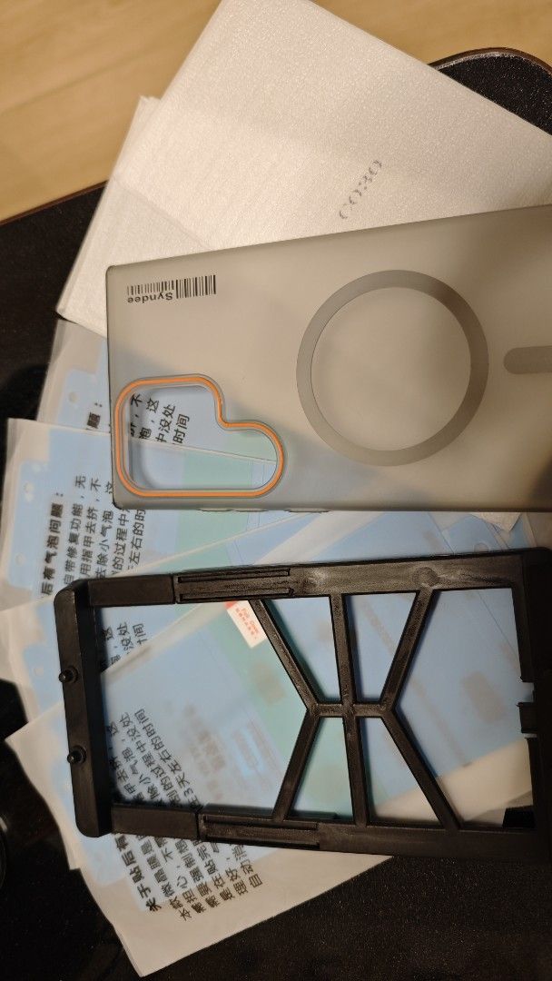 Samsung 24u 磁吸手機殼連芒貼 （分類：手機套及手機殻）位於 Hong Kong。 由 man149 提交（商品編號 1465597725，圖片 1）。簡介： Syndee 磁吸手機殼，磨砂半透明設計，支援 MagSafe 磁吸充電。鏡頭位置有橙色框包圍。跟埋多張芒貼同埋貼膜神器，自己喺屋企貼芒貼好方便，唔使出去搵人整。全套齊件，合用嘅就快手啦！。