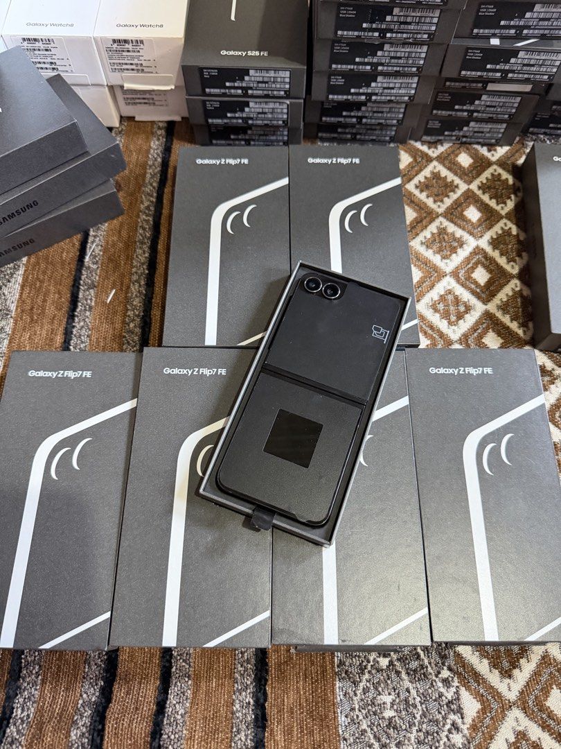 Samsung Flip 7 FE (Category: Samsung) located in Rizal. Submitted by yjheyn (Listing ID 1465623765, Image 1). Description: brandnew openbox..mall pullout..8gb/128gb.. no issue..ntc..not financing..test to sawa n lng sa meet up...