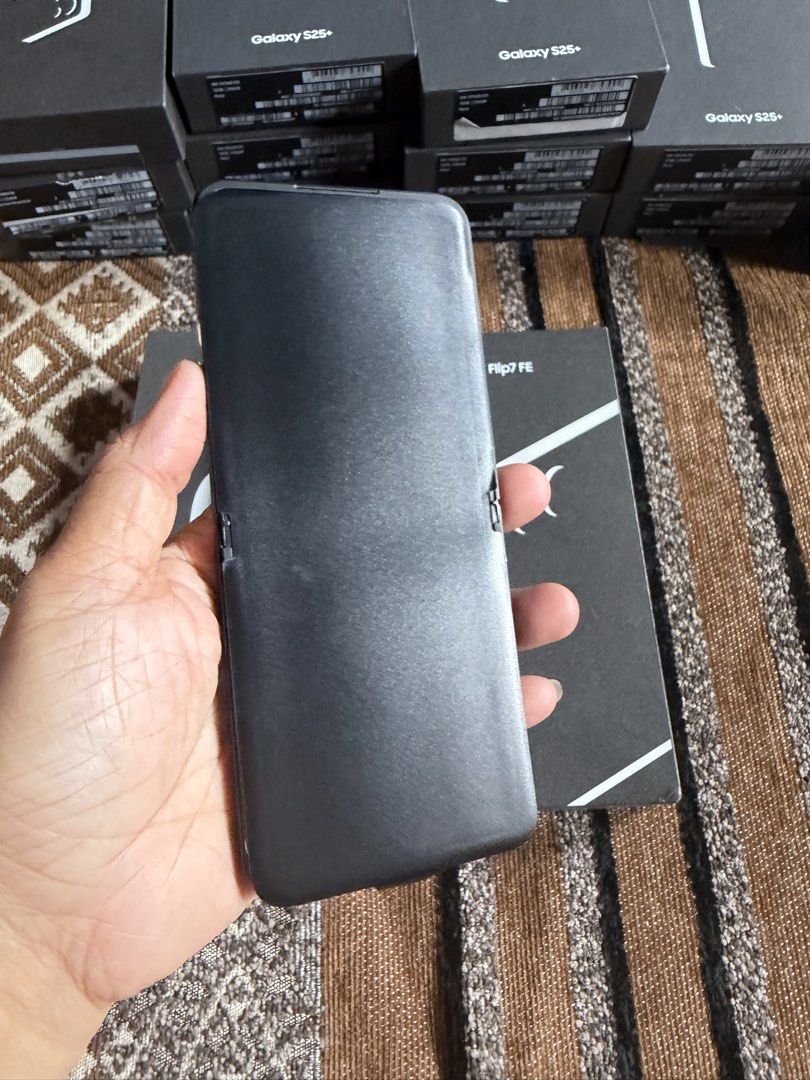 Samsung Flip 7 FE (Category: Samsung) located in Rizal. Submitted by yjheyn (Listing ID 1465623765, Image 2). Description: brandnew openbox..mall pullout..8gb/128gb.. no issue..ntc..not financing..test to sawa n lng sa meet up...