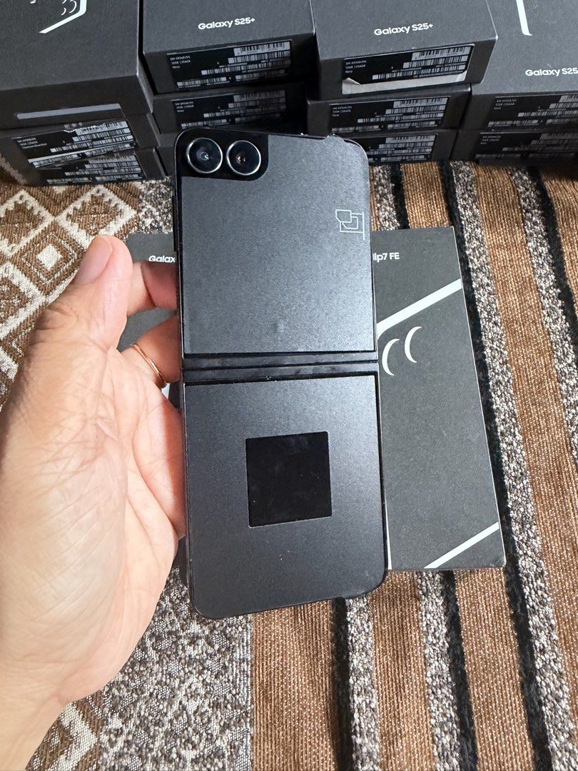 Samsung Flip 7 FE (Category: Samsung) located in Rizal. Submitted by yjheyn (Listing ID 1465623765, Image 3). Description: brandnew openbox..mall pullout..8gb/128gb.. no issue..ntc..not financing..test to sawa n lng sa meet up...