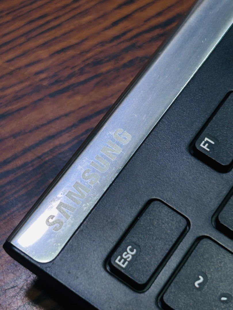 Samsung Wireless Keyboard AA-SK6PWUB (Category: Computer Keyboard) located in Manila. Submitted by starbalesukandjapansurplus (Listing ID 1465746607, Image 2). Description: - Brand: Samsung (Model AA-SK6PWUB) - Color: Sleek black with English and Korean keycaps - Design: Slim profile, compact layout with dedicated arrow keys and function row - Connectivity: Wireless - Power: Uses standard batteries - Compatibility: Works with computers and compat
