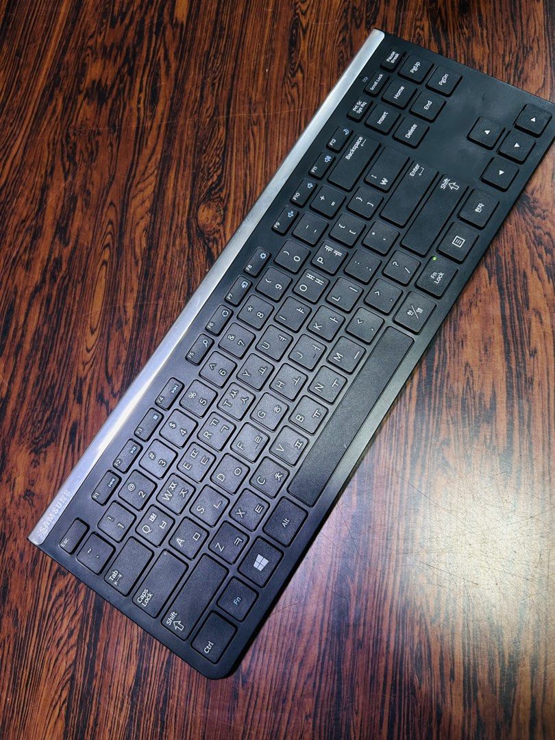 Samsung Wireless Keyboard AA-SK6PWUB (Category: Computer Keyboard) located in Manila. Submitted by starbalesukandjapansurplus (Listing ID 1465746607, Image 1). Description: - Brand: Samsung (Model AA-SK6PWUB) - Color: Sleek black with English and Korean keycaps - Design: Slim profile, compact layout with dedicated arrow keys and function row - Connectivity: Wireless - Power: Uses standard batteries - Compatibility: Works with computers and compat