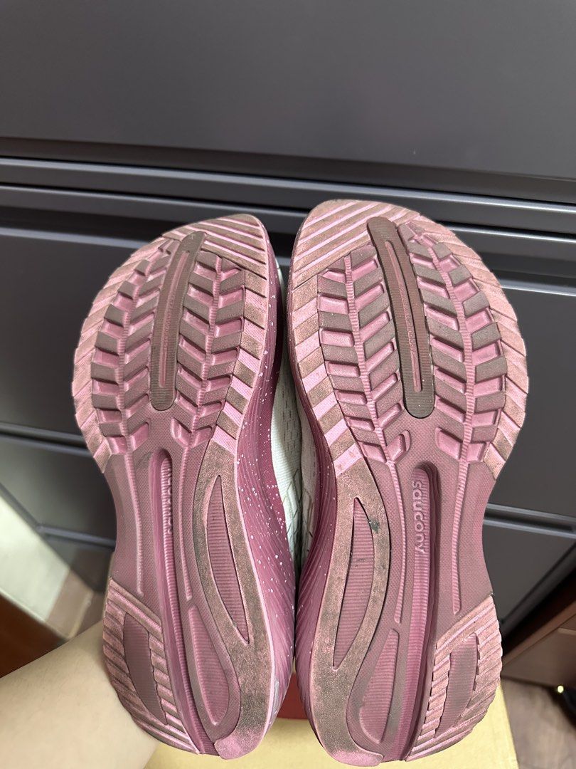 Saucony size 7 (Category: Sneakers) located in Manila. Submitted by mitch2783 (Listing ID 1465602292, Image 3). Description: Saucony US SIZE 7 womens need wash as is sa picture. intact sole. no box 800php only .