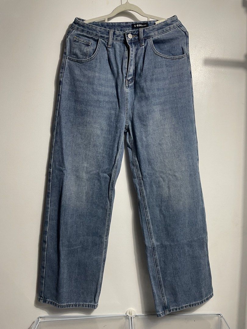 S-Bin Baggy Denim Jeans (Category: Jeans) located in Rizal. Submitted by akoheats (Listing ID 1465729337, Image 1). Description: Excellent Condition ✨ Issue:None! Size: M 28” Waist 41” length 📌 Accepts layaway (up to 15 days) ❗️Check item carefully before purchasing ❗️No returns or exchanges after purchase.