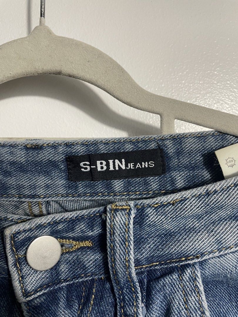 S-Bin Baggy Denim Jeans (Category: Jeans) located in Rizal. Submitted by akoheats (Listing ID 1465729337, Image 2). Description: Excellent Condition ✨ Issue:None! Size: M 28” Waist 41” length 📌 Accepts layaway (up to 15 days) ❗️Check item carefully before purchasing ❗️No returns or exchanges after purchase.