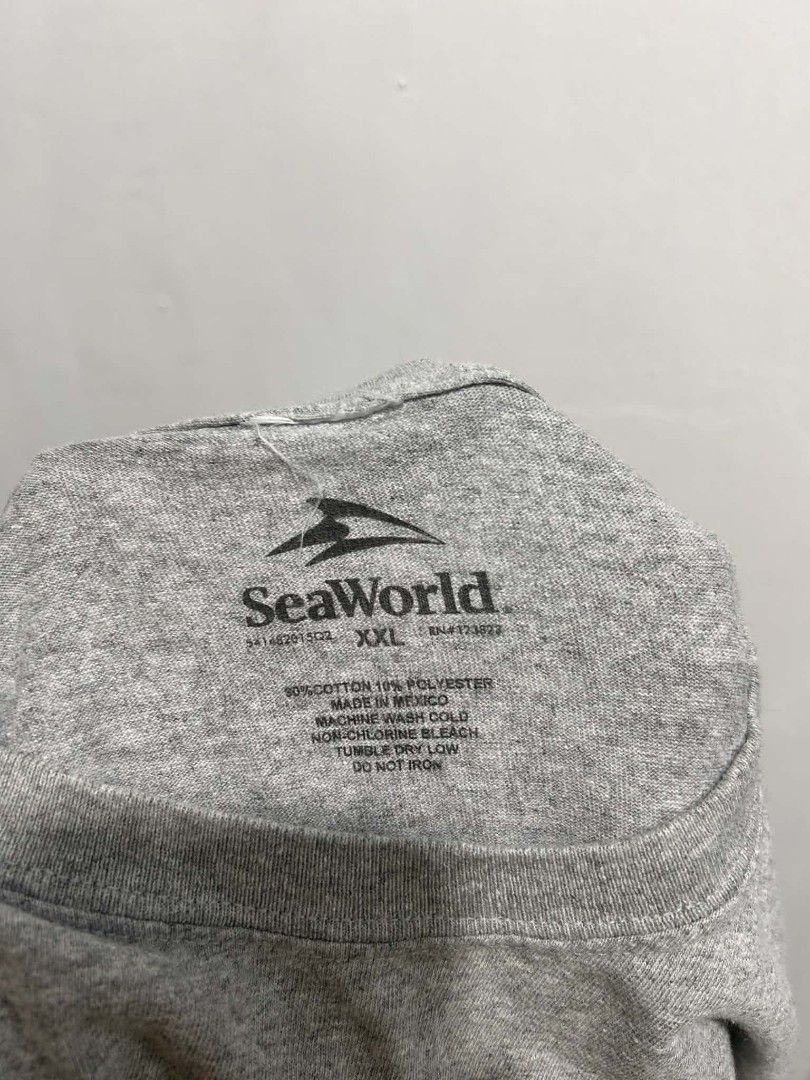SeaWorld Orca Graphic Tee | Gray | 2XL (Category: Tshirts & Polo Shirts ) located in Rizal. Submitted by thrift_finds_739 (Listing ID 1465686057, Image 3). Description: NO ISSUE Size: 2XL Color rate: 9/10 Length: 30 Width: 25 Please manage your expectations — we open premium bulk ukay bundles shipped directly from the US! 🇺🇸.