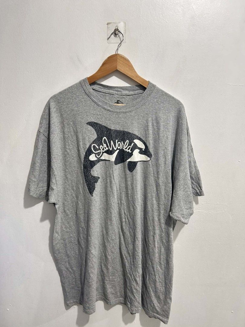 SeaWorld Orca Graphic Tee | Gray | 2XL (Category: Tshirts & Polo Shirts ) located in Rizal. Submitted by thrift_finds_739 (Listing ID 1465686057, Image 1). Description: NO ISSUE Size: 2XL Color rate: 9/10 Length: 30 Width: 25 Please manage your expectations — we open premium bulk ukay bundles shipped directly from the US! 🇺🇸.