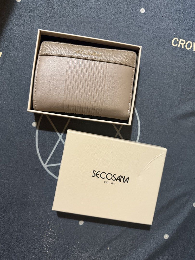 Secosana/w box (Category: Wallets & Card holders) located in Las Pinas. Submitted by hamsterlovespenguin (Listing ID 1465678388, Image 1). Description: It was a gift from an old friend, we recently cutted off each other, I want to sell it away now..