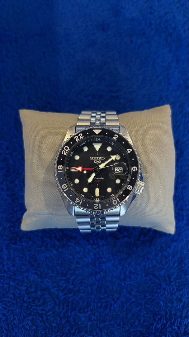 Seiko Automatic GMT Watch (Category: Everything Else Others) located in Manila. Submitted by newwind.52e349 (Listing ID 1465670007, Image 1). Description: Seiko Automatic GMT Watch stainless-steel bracelet, green/black GMT bezel, dark green dial, luminous markers, date display, and automatic movement. Elegant sporty design suitable for everyday wear..