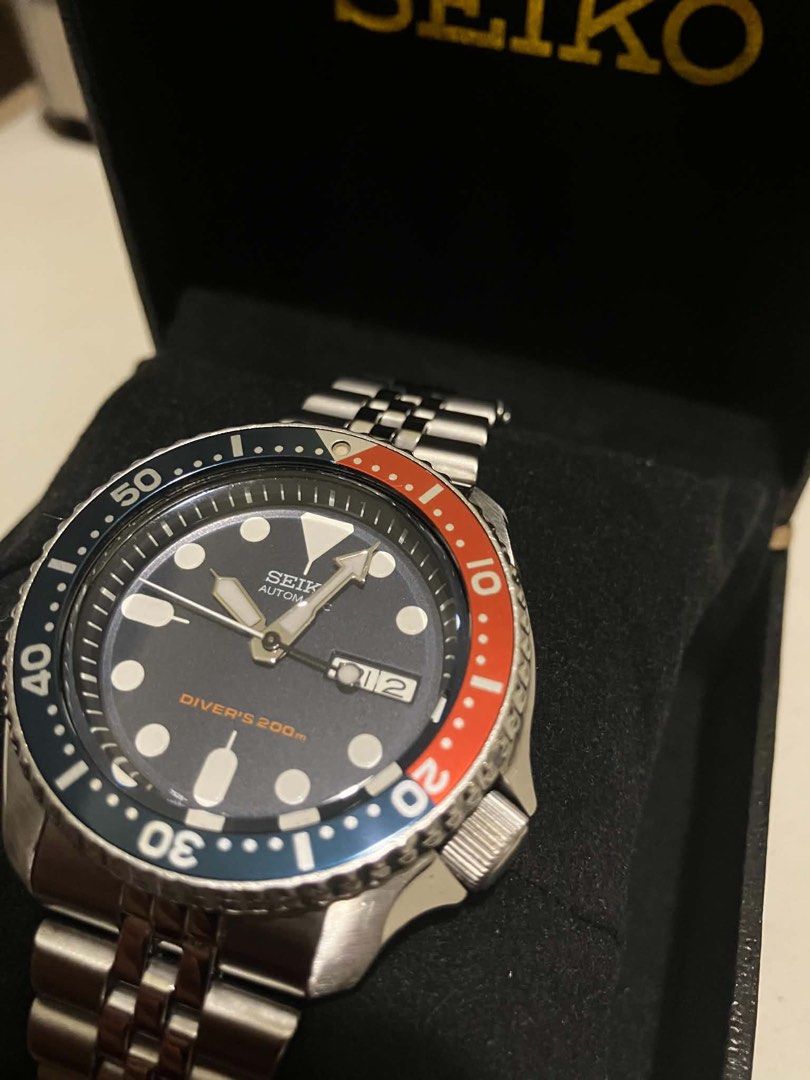 Seiko SKX009 (“Pepsi” Diver) (Category: Men's Watches) located in Makati City. Submitted by klprimeresellph (Listing ID 1465399044, Image 2). Description: 🌊 Seiko SKX009 (“Pepsi” Diver) The iconic 200m automatic ISO-certified diver with its signature blue and red “Pepsi” bezel. Timeless design, bulletproof reliability, and ready for any wrist. ✨ Item Details: • Case Size: 42mm • Price: ₱8,900 (Still negotiable) • Condition: Excellent Pre-owned C