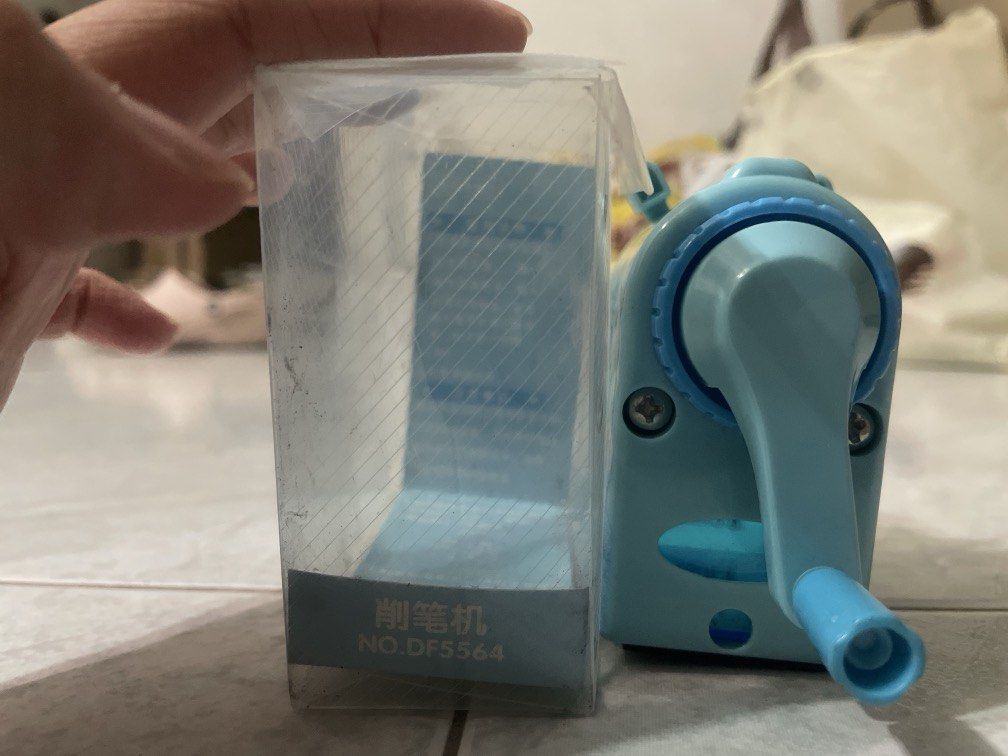 Sharpener (Category: Stationery & School Supplies) located in Singapore. Submitted by ivy.tan.5815255 (Listing ID 1465728714, Image 3). Description: Clearing fast. Moving house..