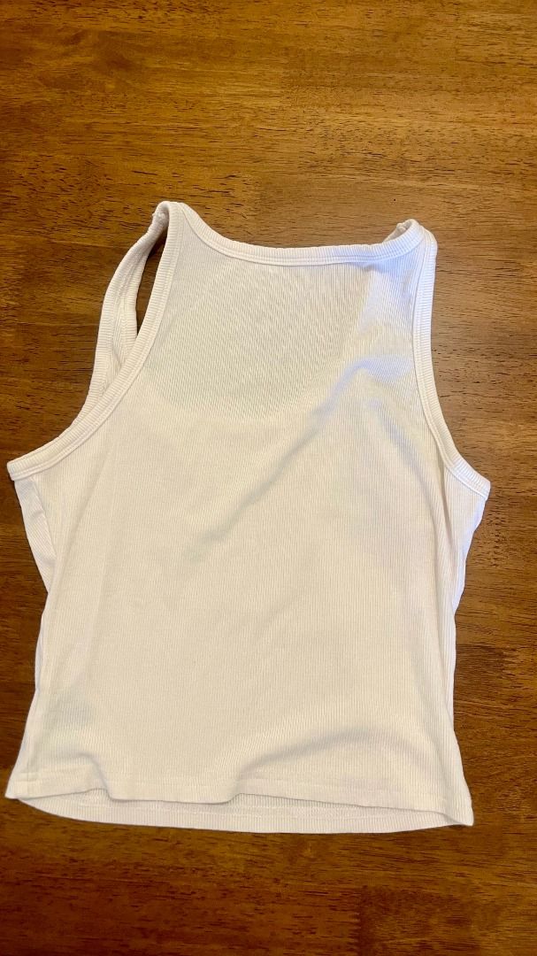SHEIN DAZY Solid Rib-Knit Crop White Tank Top / M (Category: Sleeveless) located in Pasig City. Submitted by precipitation_ (Listing ID 1465649314, Image 2). Description: DETAILS • Brand: SHEIN DAZY • Size: M • Rib-knit fabric • Crop length • Tank top style • Original price: ₱165 PAYMENT GCash / BPI / BDO / MariBank 📦 Shipping via courier, shouldered by buyer. 📍 Location: Allegra Residences, Pasig City Preloved item. Please check photos and ask