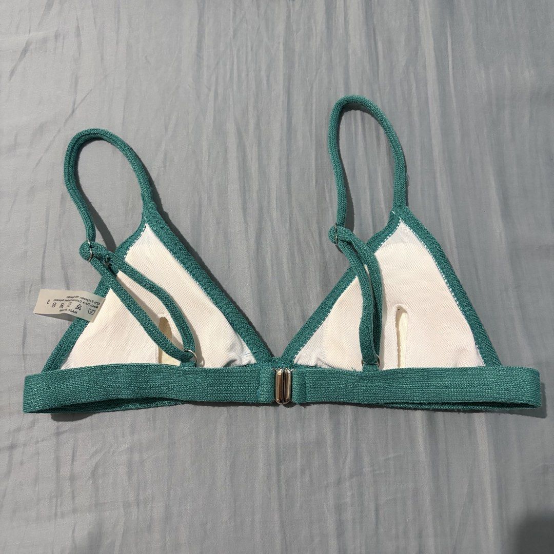 SHEIN Emerald Teal Green Ribbed Triangle Bikini Top (Category: Bikinis & Swimsuits) located in Quezon City. Submitted by ndrmkl (Listing ID 1465668468, Image 3). Description: - Unique flattering emerald teal green color - So so beautiful as a beach top 😭 would keep if it were still my size - Size S (82% polyester, 18% spandex) - Ribbed knit fabric, solid color beachwear - Triangle cups with removable padding - Adjustable shoulder straps - NO MAT