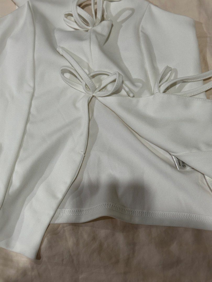 SHEIN White Backless Top Size S (Category: Sleeveless) located in Quezon City. Submitted by gentle_leirozay (Listing ID 1465650128, Image 3). Description: - Washed once, never used - bottom ribbon area: stitch was ripped but can be altered easily Original price: ₱343.