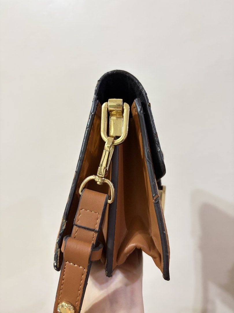 Shoulder Bag (Category: Shoulder Bags) located in Balanga. Submitted by neri_declutters (Listing ID 1465684979, Image 2). Description: 📍Location: Balanga Bataan 🏍️Delivery Options: J&T, and LBC 💵Mode of Payment: Gcash, Bank Transfer (Payment First Basis) ❌No cancellation of order/s #PrelovedBags #PrelovedBag #PrelovedPH #PrelovedBagsPH #BrandedPreloved ThriftFinds UkayFinds UkayPH SecondHandStyle Note: Kindly manage your expectations because o
