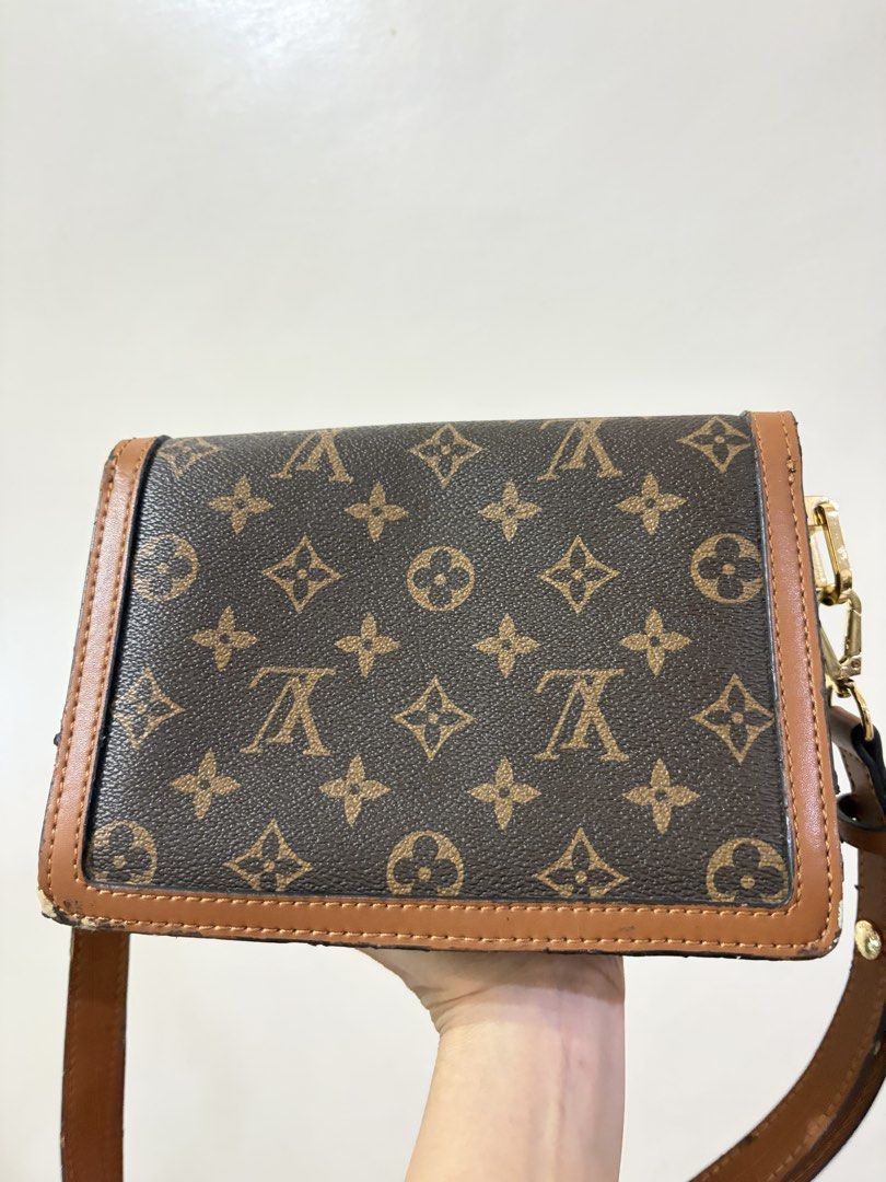 Shoulder Bag (Category: Shoulder Bags) located in Balanga. Submitted by neri_declutters (Listing ID 1465684979, Image 3). Description: 📍Location: Balanga Bataan 🏍️Delivery Options: J&T, and LBC 💵Mode of Payment: Gcash, Bank Transfer (Payment First Basis) ❌No cancellation of order/s #PrelovedBags #PrelovedBag #PrelovedPH #PrelovedBagsPH #BrandedPreloved ThriftFinds UkayFinds UkayPH SecondHandStyle Note: Kindly manage your expectations because o