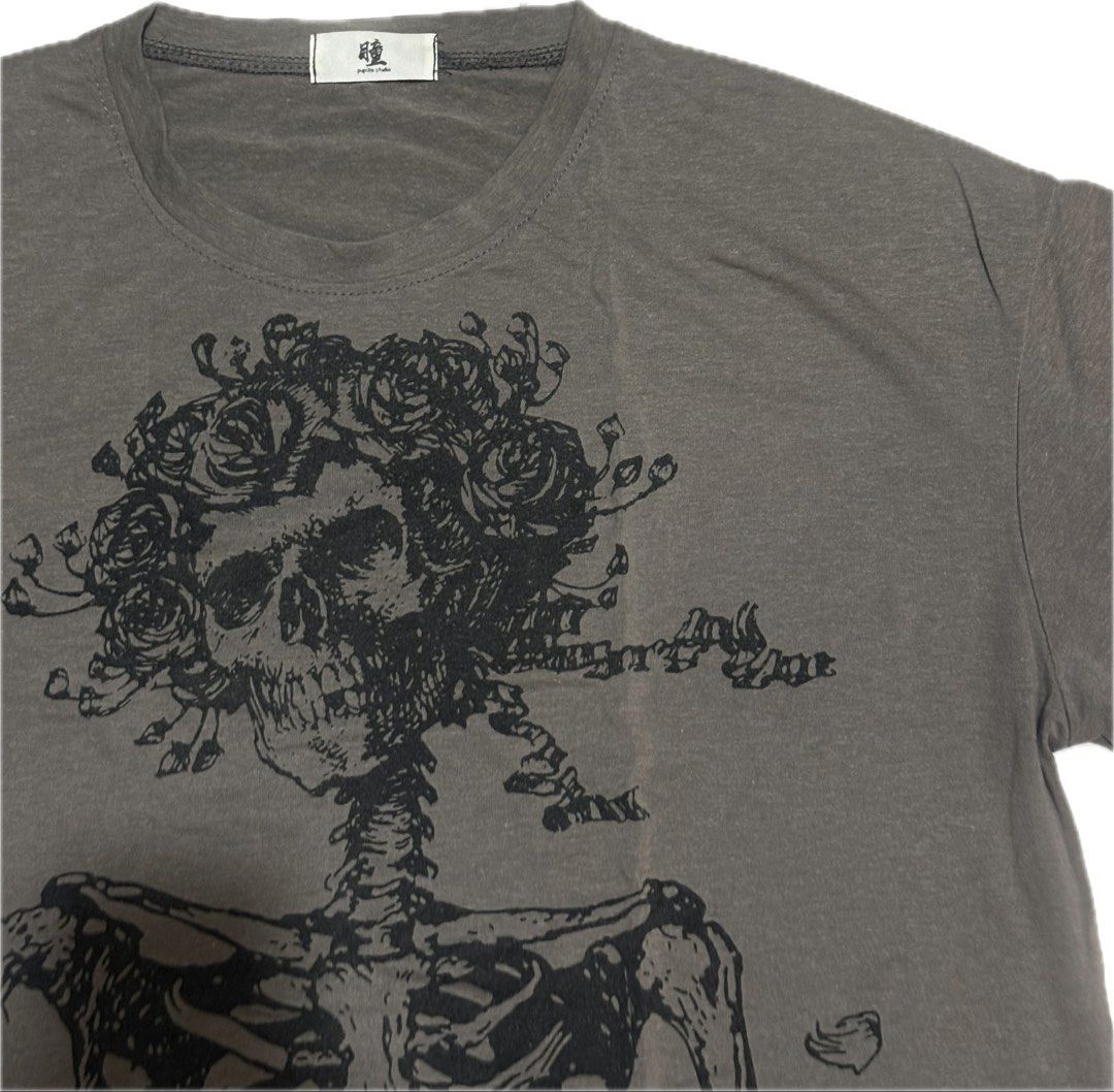 Skeleton Roses Graphic T-Shirt (Category: Tshirts & Polo Shirts ) located in Quezon City. Submitted by ashIeigh (Listing ID 1465725839, Image 2). Description: - Brand: Pupillo Studio - Color: Dark Grey - Fit: Relaxed fit with short sleeves.