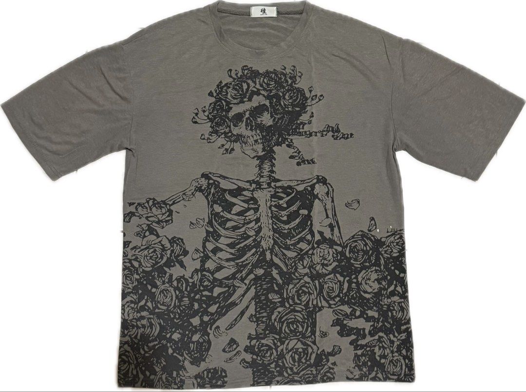 Skeleton Roses Graphic T-Shirt (Category: Tshirts & Polo Shirts ) located in Quezon City. Submitted by ashIeigh (Listing ID 1465725839, Image 1). Description: - Brand: Pupillo Studio - Color: Dark Grey - Fit: Relaxed fit with short sleeves.