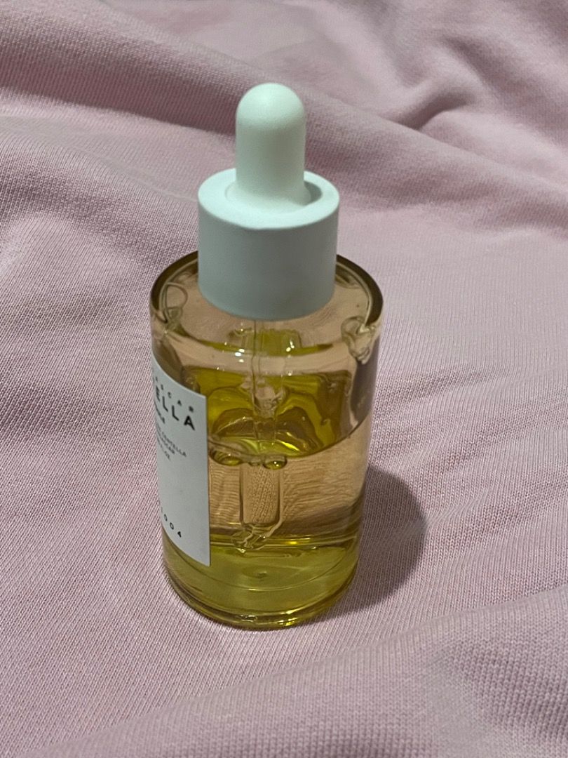 SKIN1004 Madagascar Centella Ampoule 55ml (Category: Face Care) located in Quezon City. Submitted by biabadoobee (Listing ID 1465721542, Image 3). Description: - Product: SKIN1004 Madagascar Centella Ampoule - Size: 55ml glass dropper bottle - Condition: tested a bit - Key Benefit: Contains pure centella extract from Madagascar to soothe irritated skin and hydrate daily - Expiry Date: 2027.08.27 rfs: doesnt work on me :(.