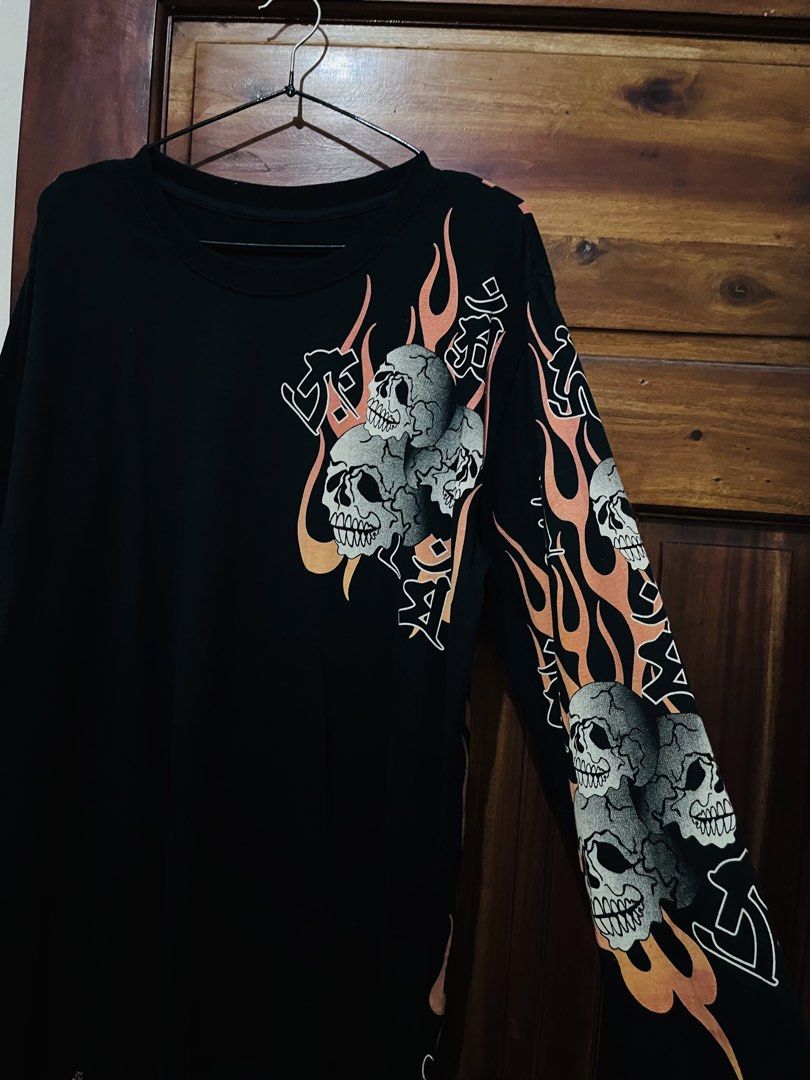 skulls flames longsleeve (Category: Coats, Jackets and Outerwear) located in Tuguegarao City. Submitted by rodel_llanetaa (Listing ID 1465749662, Image 3). Description: Excellent conditon Width 22 Length 28 Color rate 9.8 Flaws none 999+Shippingfee!.