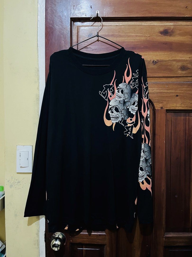 skulls flames longsleeve (Category: Coats, Jackets and Outerwear) located in Tuguegarao City. Submitted by rodel_llanetaa (Listing ID 1465749662, Image 2). Description: Excellent conditon Width 22 Length 28 Color rate 9.8 Flaws none 999+Shippingfee!.