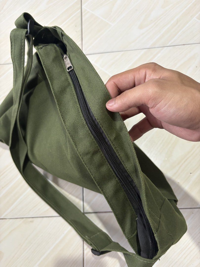 Sling bag multi-pocket (Category: Sling Bags) located in Carmona. Submitted by arthrift.31 (Listing ID 1465744647, Image 3). Description: Estimated size:Medium Condition:Excellent Colorrate:9.5/10.