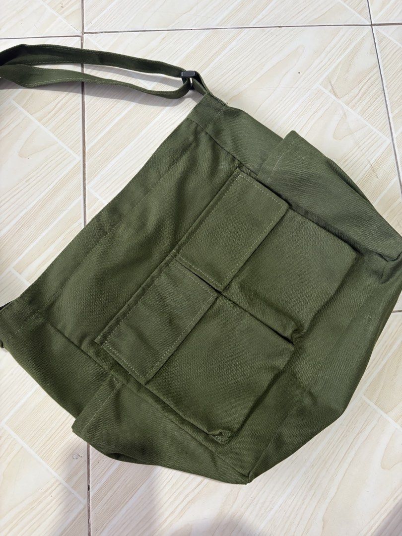 Sling bag multi-pocket (Category: Sling Bags) located in Carmona. Submitted by arthrift.31 (Listing ID 1465744647, Image 2). Description: Estimated size:Medium Condition:Excellent Colorrate:9.5/10.