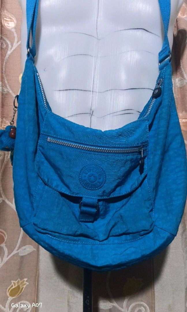 SLING BAG/ SHOULDER BAG (Category: Sling Bags) located in Banaybanay. Submitted by ram_3 (Listing ID 1465620747, Image 2). Description: KIPLING Slingbag/ shoulder bag Authentic/legit W/ unggoy pa🥰 3 compartments No flaws Not faded Location: Banaybanay, Davao Oriental.