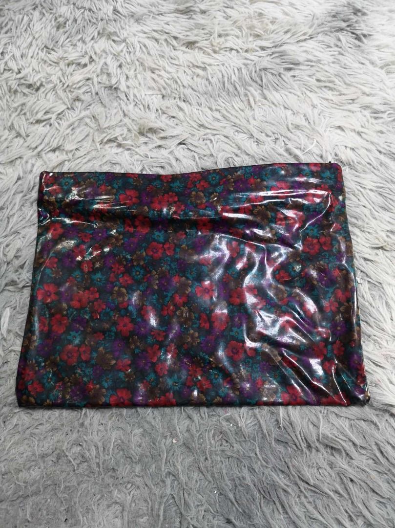 Small Flower Pattern Zipper Closure Cosmetic Pouch (Category: Purses & Pouches) located in Santa Cruz. Submitted by jmy_surplus.2 (Listing ID 1465687760, Image 3). Description: Size ; L - 9.2 W - 12.2 Color ; Colorful Type ; Pouch Brand ; No brand Material ; PVC , Synthetic Style ; Floral Pattern Durable Pouch LR 129 JMY 5 Batch #224.