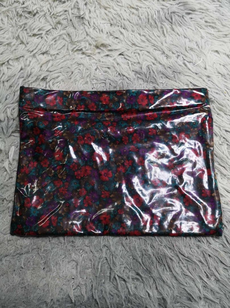 Small Flower Pattern Zipper Closure Cosmetic Pouch (Category: Purses & Pouches) located in Santa Cruz. Submitted by jmy_surplus.2 (Listing ID 1465687760, Image 1). Description: Size ; L - 9.2 W - 12.2 Color ; Colorful Type ; Pouch Brand ; No brand Material ; PVC , Synthetic Style ; Floral Pattern Durable Pouch LR 129 JMY 5 Batch #224.