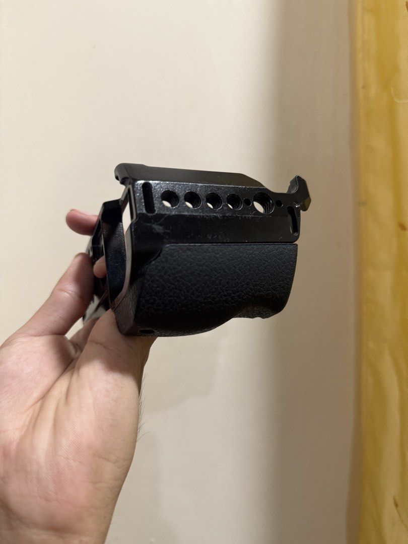 Smallrig Cage for a6400 (Category: Cameras) located in Batangas. Submitted by wtfisakilometerr (Listing ID 1465694828, Image 2). Description: For Sale: Smallrig cage for a6400/a6100 Few scracthes only visible if you stare at it 1699 only! RFS: will buy another cage.