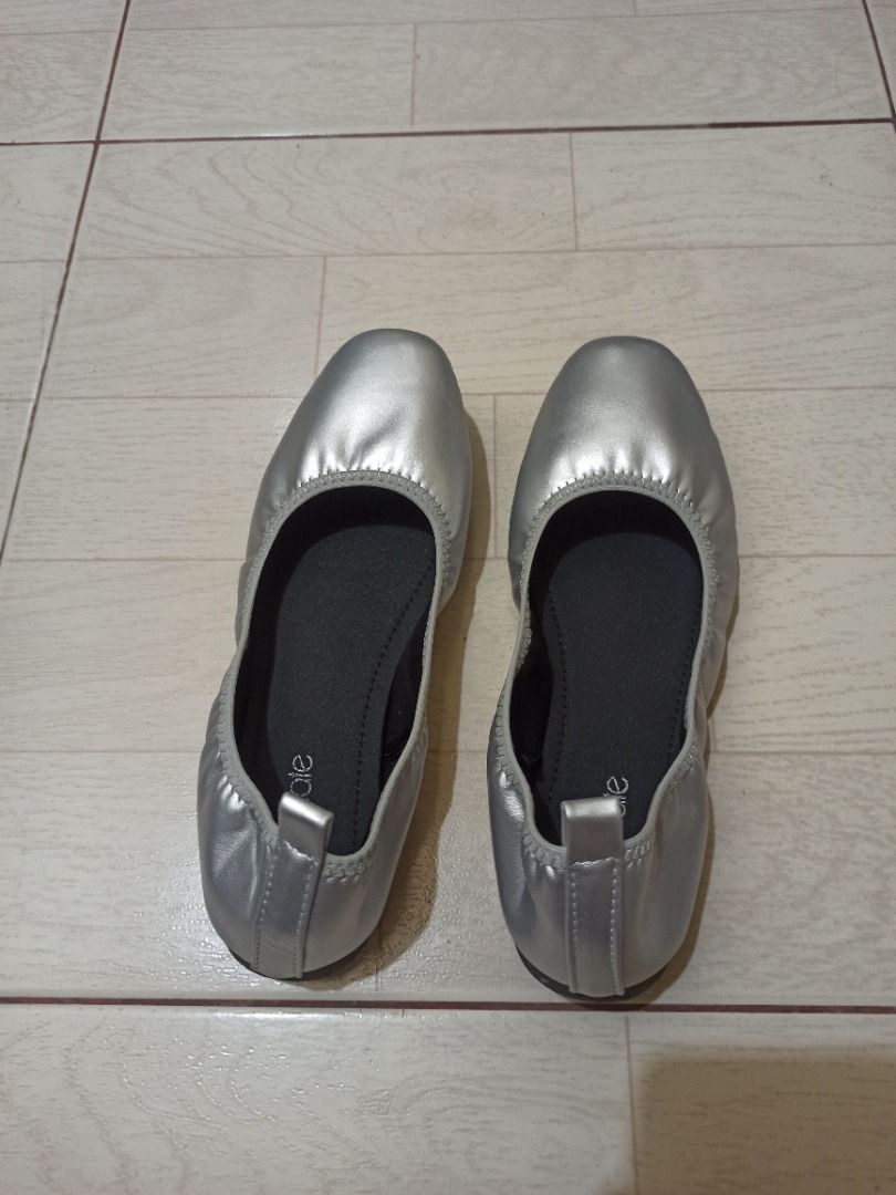 Solemate Silver Ballet Flats Size 7 (Category: Flats & Sandals) located in Legazpi City. Submitted by swimmingle61775 (Listing ID 1465697831, Image 1). Description: Good as new!! 3 times ko lang nagamit pang office and realized na masikip sakin and should have bought a bigger size. 🚫 No box. 📍 Mandaluyong City 🗒️ Description: - Style: Slip-on ballet flats - Color: Silver metallic with black insoles - Size: 7 (marked on sole) - Features: Elasti