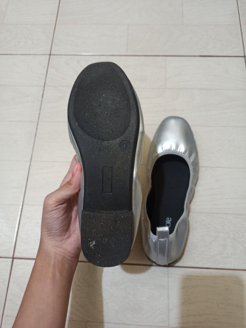 Solemate Silver Ballet Flats Size 7 (Category: Flats & Sandals) located in Legazpi City. Submitted by swimmingle61775 (Listing ID 1465697831, Image 2). Description: Good as new!! 3 times ko lang nagamit pang office and realized na masikip sakin and should have bought a bigger size. 🚫 No box. 📍 Mandaluyong City 🗒️ Description: - Style: Slip-on ballet flats - Color: Silver metallic with black insoles - Size: 7 (marked on sole) - Features: Elasti