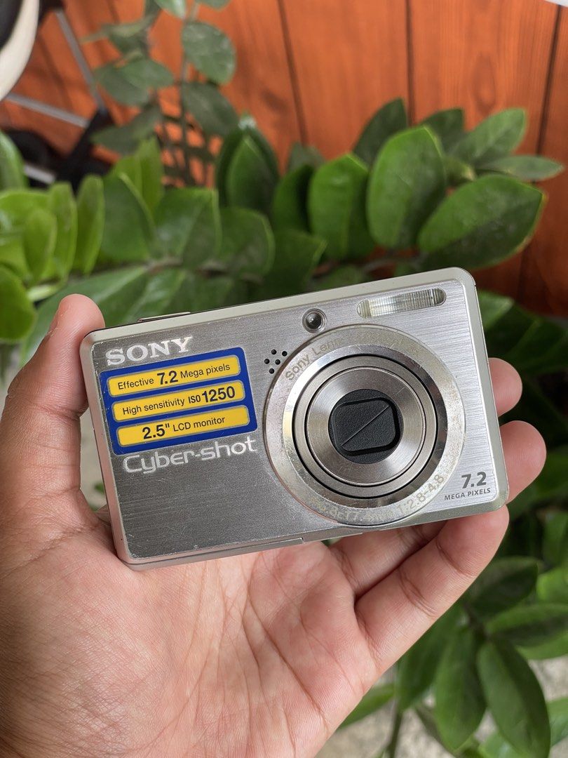 Sony Cybershot DSC-S750 Digital camera digicam (Category: Cameras) located in Paranaque City. Submitted by momochiii24 (Listing ID 1465624499, Image 1). Description: Sony Cybershot DSC-S750 Digital camera digicam 7.2 megapixels PRICE FIXED :3,500 IF HINDI KASAMA MEMORY :₱3,300 fully functional all buttons are working flash and zooms are working focus working no dust when zoom no lcd burn body condition: 8/10 sign of usage minimal issue: no batter