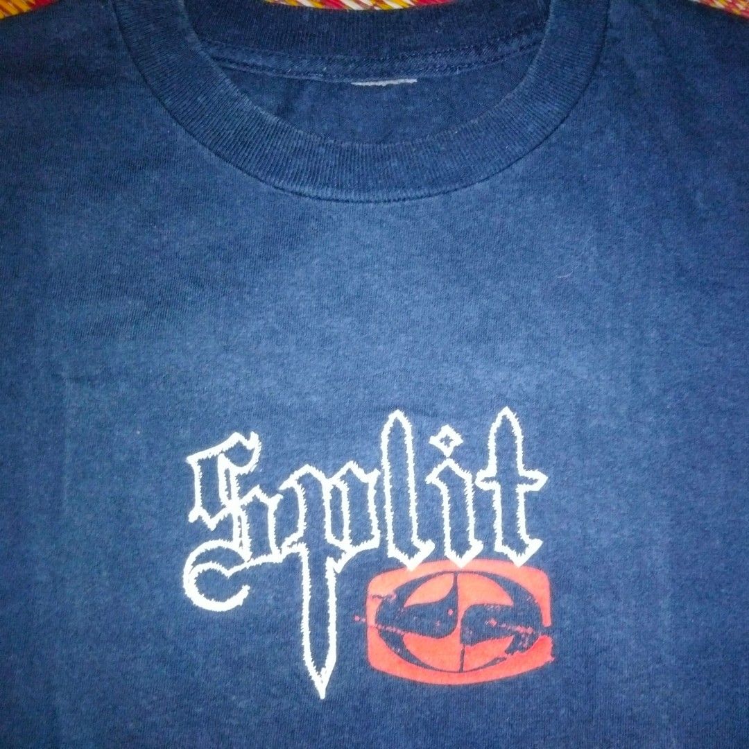 Split vtg (Category: Tshirts & Polo Shirts) located in Kota Bharu. Submitted by Maskomir (Listing ID 1465748040, Image 2). Description: Dark blue graphic tee featuring a red rectangular logo and white upside-down 'SPLIT' lettering. Standard fit, short sleeves, and 100% comfortable cotton. Perfect for casual everyday wear and easy to style with jeans or shorts. perfect conditions. .
