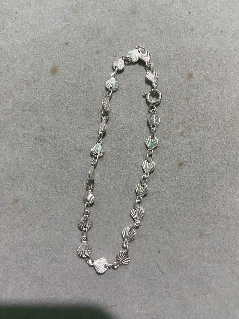Sterling Silver 925 seashell charms link bracelet (Category: Bracelets) located in Binan City. Submitted by retroz_collections (Listing ID 1465747887, Image 1). Description: 7inches length x 5 mm width.
