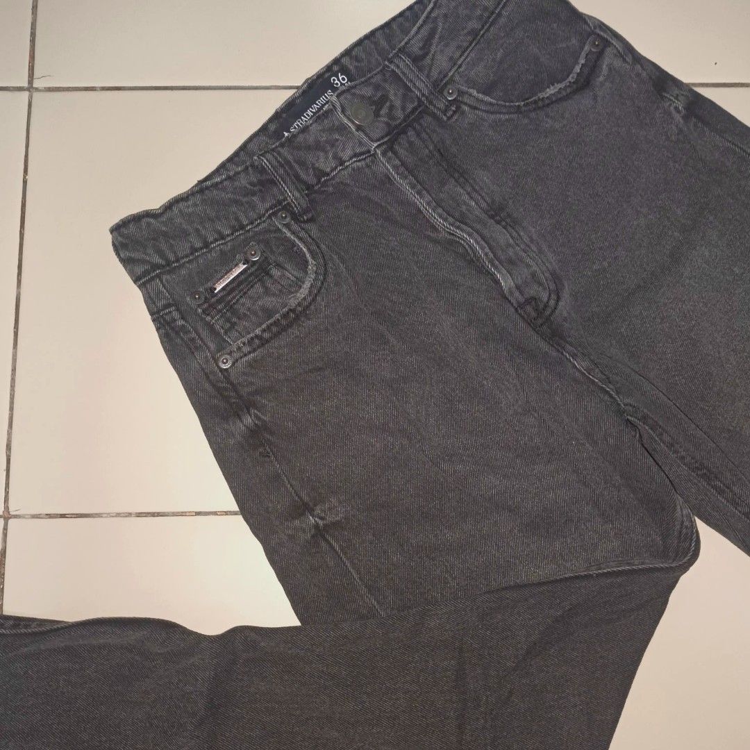 Stradivarius Dark Grey Denim Mom Jeans (Category: Jeans) located in Magdalena. Submitted by lianpacle (Listing ID 1465695919, Image 1). Description: ZARA Slim Fit Mom Jeans - twice used only - no sign of usage at all - best fit 28 mop: gcash, gotyme mod: j&t.