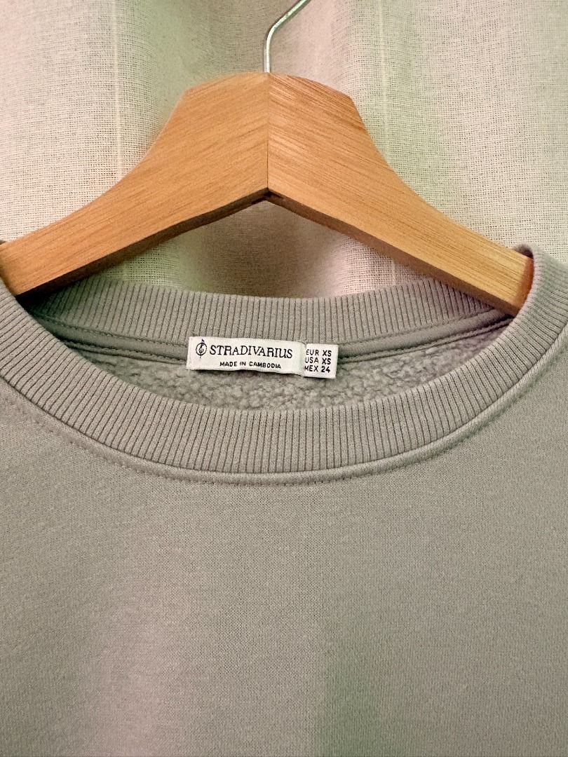 STRADIVARIUS Sage Green Cropped Sweatshirt (Category: Coats, Jackets and Outerwear) located in Manila. Submitted by mellow_mango (Listing ID 1465700605, Image 3). Description: - Style: Long sleeves with gathered cuffs for a puffed shape - Color: Sage green - Material: Soft fleece lining - Versatility: Pastel look, good for casual everyday wear - Condition: Clean fabric, no stains or pulls noted - Mode of Payment: GCash, Maya.