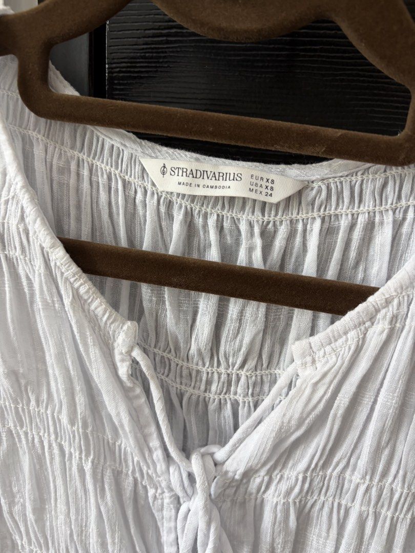 Stradivarius White Smocked Tie-Front Sleeveless Top (Category: Sleeveless) located in Paranaque City. Submitted by mary_jj (Listing ID 1465652823, Image 2). Description: Fits xs-m. only used once.
